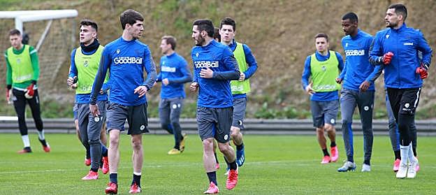 Remiro, Barrenetxea, Aritz, Monreal, Zaldua, Zubeldia, Gorosabel, Isak y Moyá aparecen durante el entrenamiento de ayer en Zubieta. 
