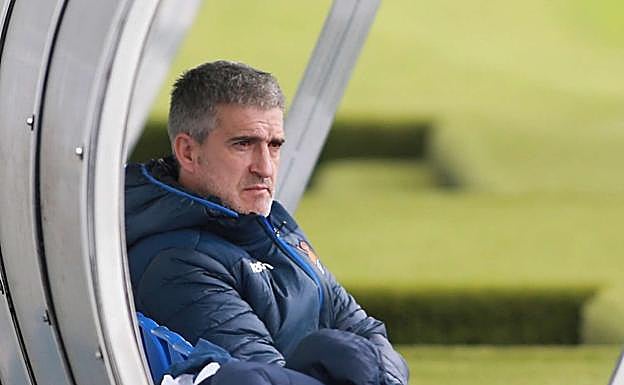 Roberto Olabe no pierde detalle de un entrenamiento en uno de los campos de Zubieta. 