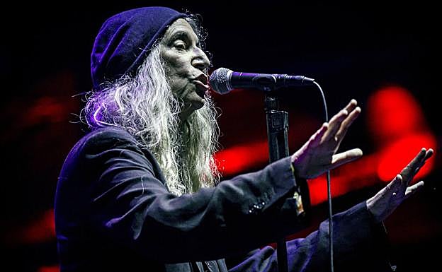 Imagen principal - Patti Smith en tres momentos de su vida: en una actuación de 2019; fotografíada por Mapplethorpe y en 2004.