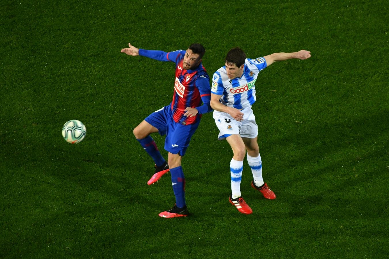 La Real se ha impuesto en el derbi guipuzcoano gracias a los goles de Oyarzabal y Willian José. Charles ha marcado por los armeros