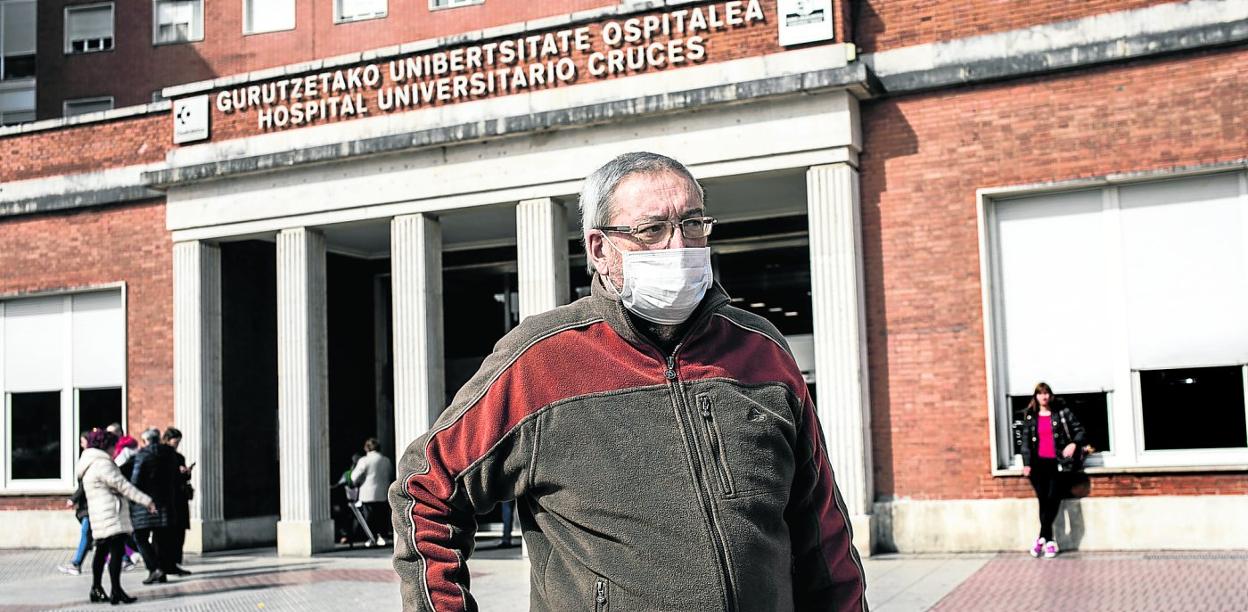 Un señor con mascarilla en la entrada del hospital de Cruces. 