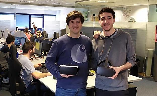 Manex Darceles y Eneko Barandiaran, con las gafas de realidad virtual. 