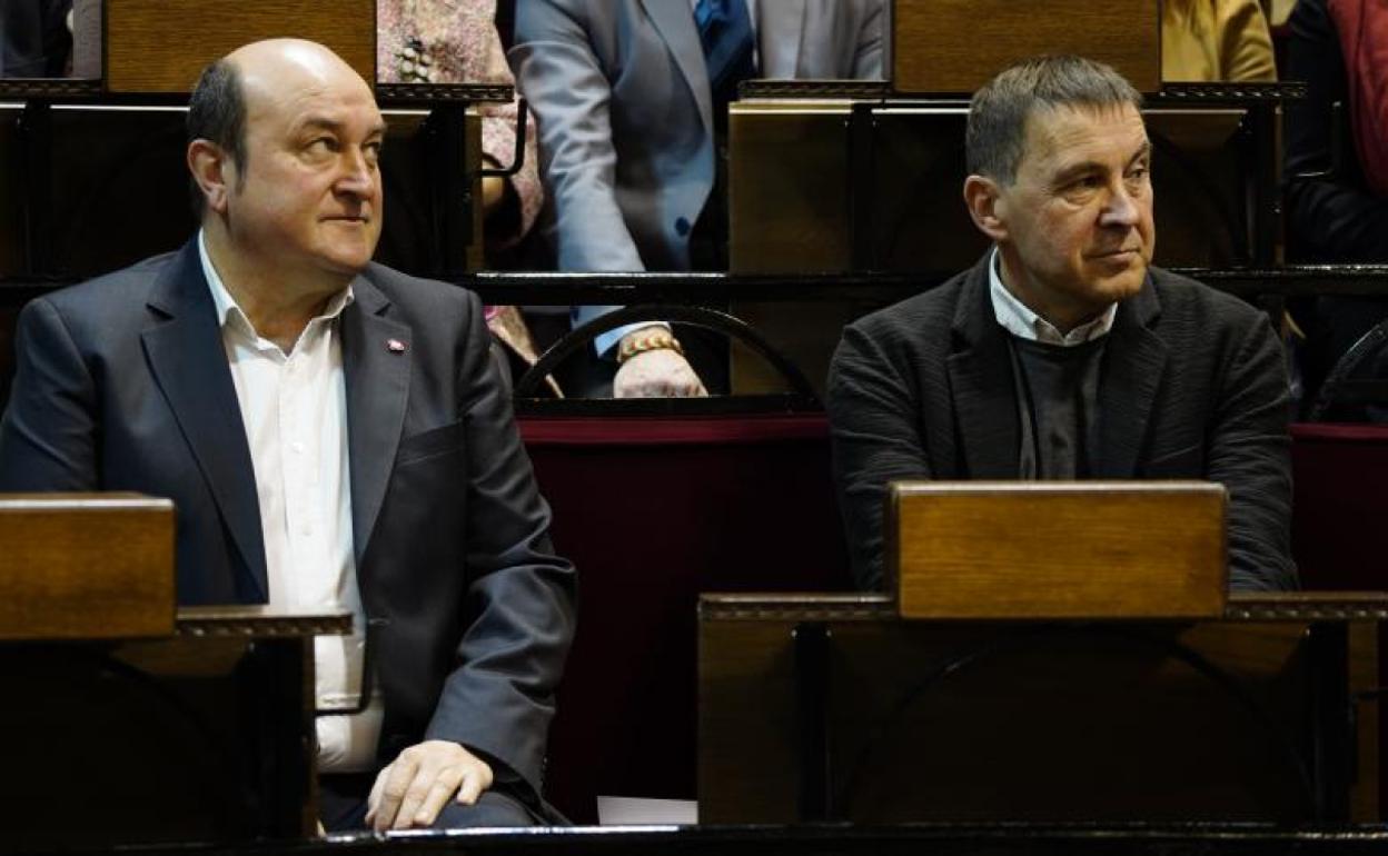 Andoni Ortuzar y Arnaldo Otegi, en un acto el pasado diciembre en la Casa de Juntas de Gernika.