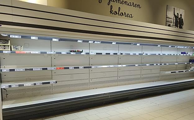 Imagen principal - El Lidl de Hernani, este viernes. 