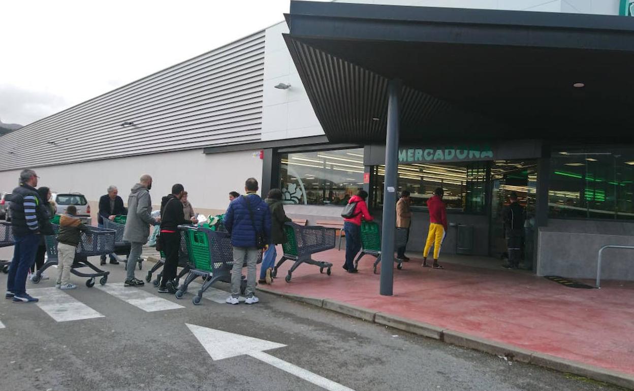 Cola de clientes en el Mercadona de Irun.