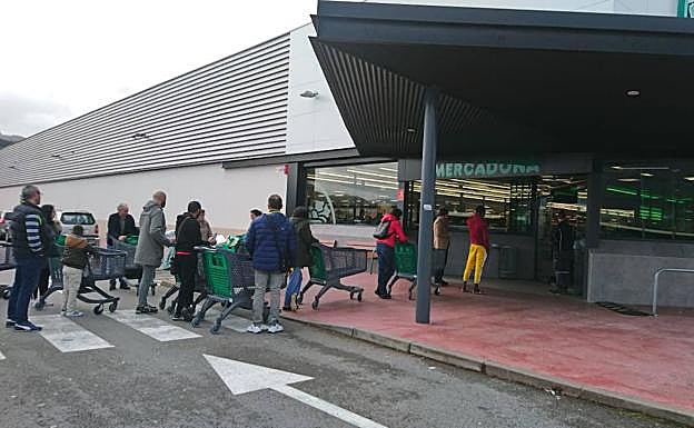 Colas y falta de papel higiénico en los supermercados de Gipuzkoa
