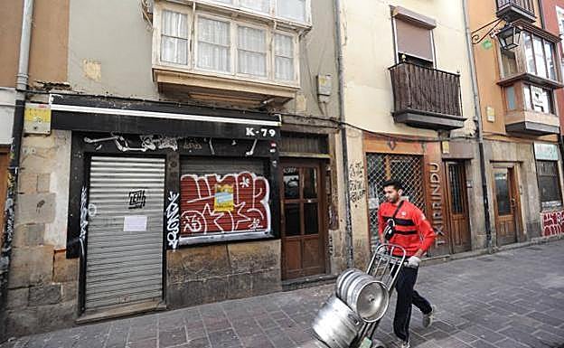 Uno de los bares del Casco Viejo de Vitoria que ha cerrado hasta el lunes por el coronavirus.