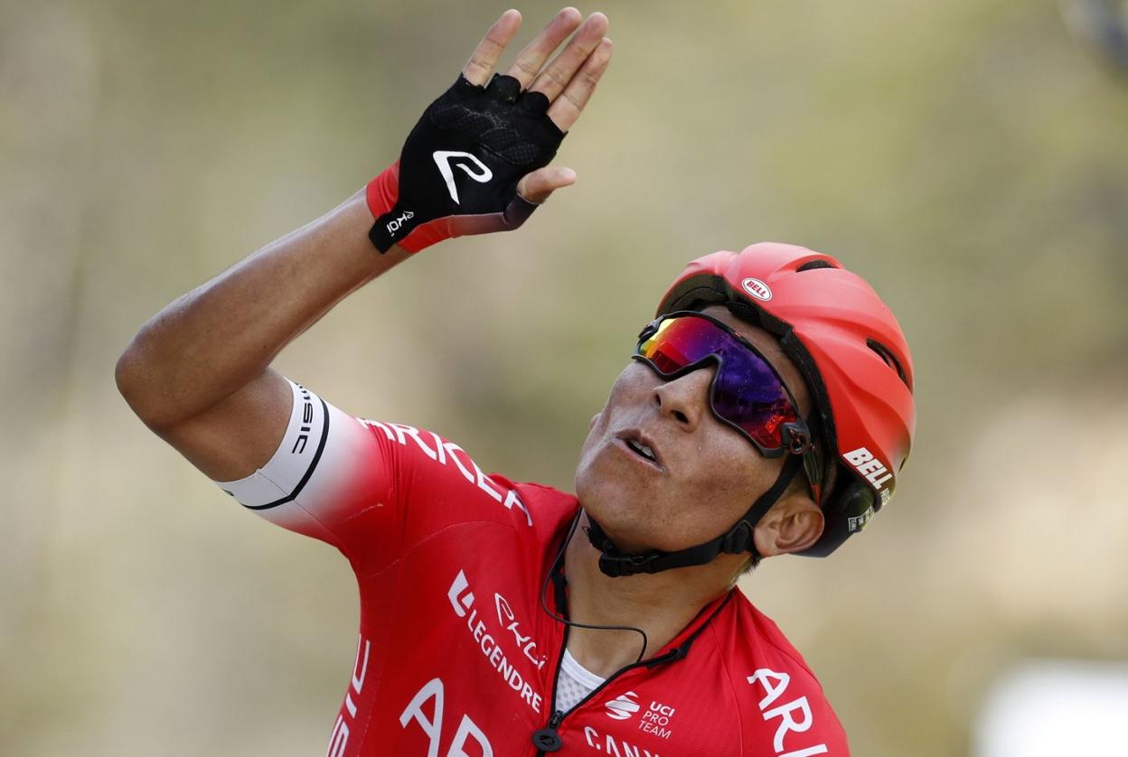 Nairo Quintana alza su brazo derecho en señal de victoria en la meta de la última etapa de la París-Niza, en la cima de la Colmiane. 