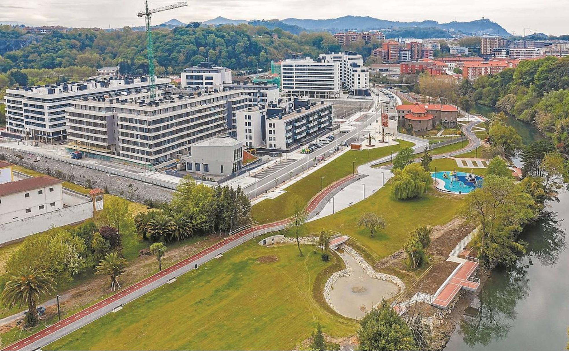 El Urumea y el barrio de Txomin conviven en un entorno renovado, que nada tiene que ver con cómo era hace apenas seis años. Pero a toda esta zona todavía le queda por vivir una evolución aún mayor. 