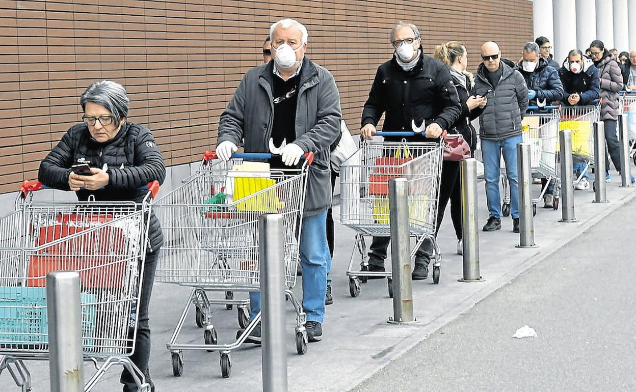 Usuarios esperando para hacer la compra. 
