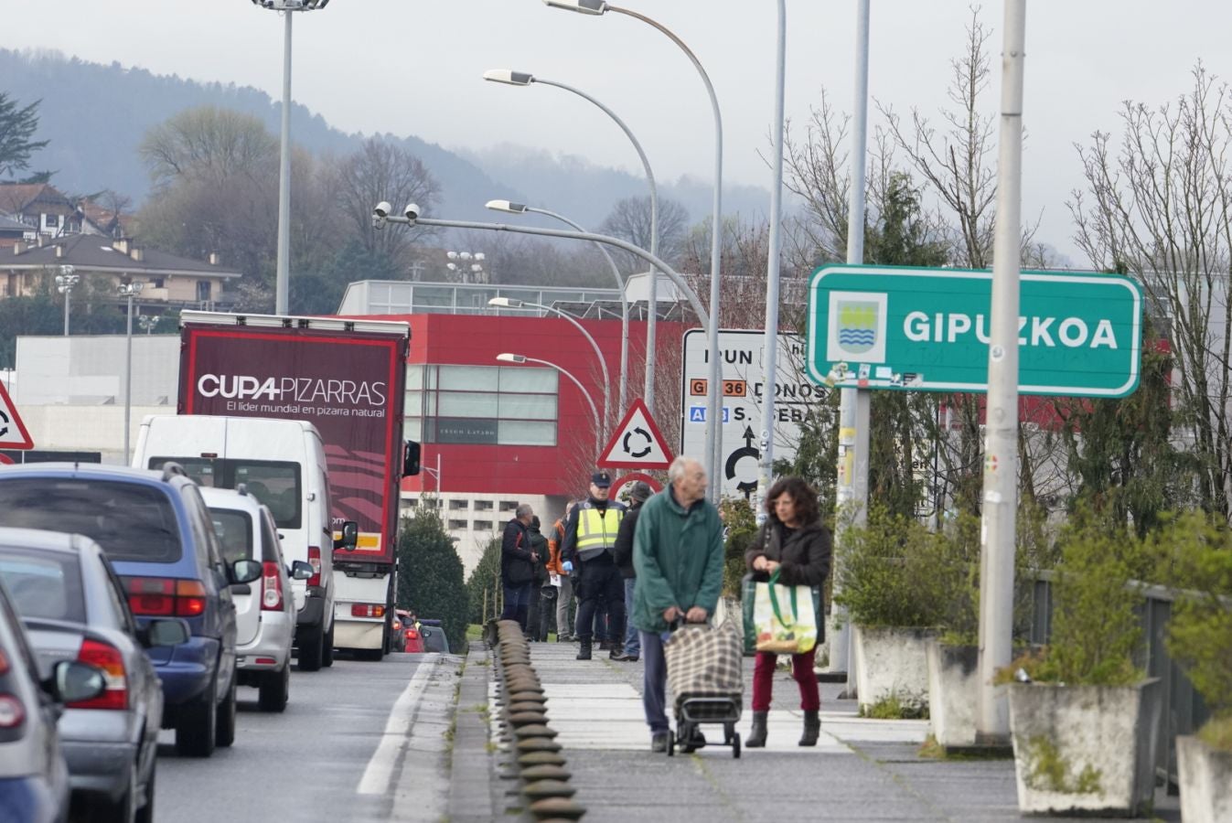 Agentes de la Policía y la Guardia Civil controlan los pasos fronterizos y sólo dejan pasar a los viajeros que muestren la documentación de residencia o trabajo en España o tengan la nacionalidad española