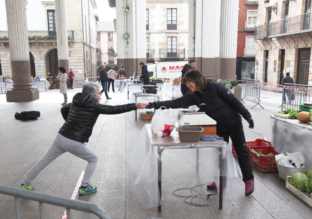 Pese al estado de alarma Odrizia no ha dejado de celebrar su mercado semanal, aunque lo ha hecho con medidas muy restrictivas.Se ha controlado el acceso a la plaza goierritarra, se han establecido cintas en el suelo para marcar las distancias, y el género no ha estado expuesto en las mesas frontales de los baserritarras, sino detrás de ellos