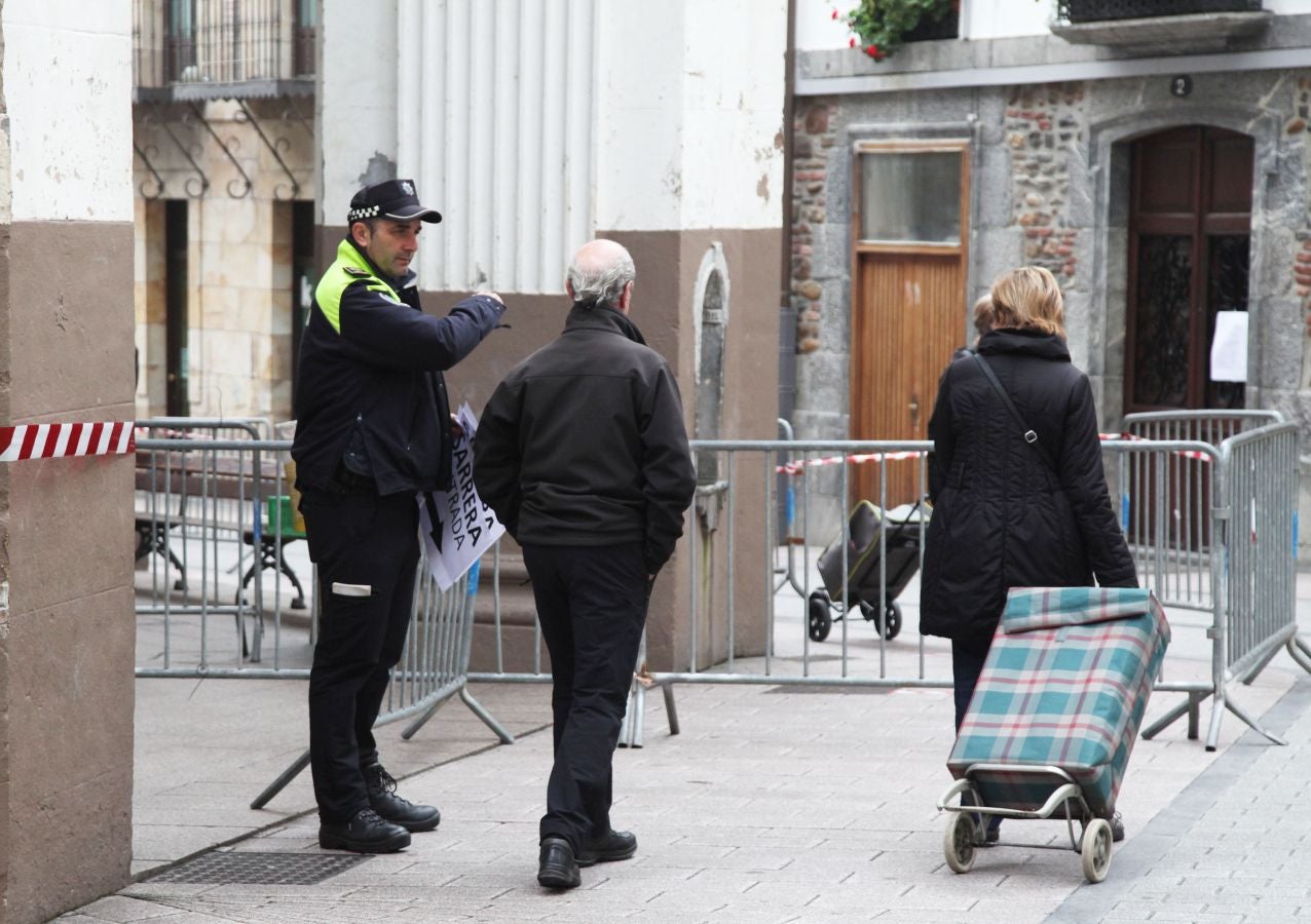 Pese al estado de alarma Odrizia no ha dejado de celebrar su mercado semanal, aunque lo ha hecho con medidas muy restrictivas.Se ha controlado el acceso a la plaza goierritarra, se han establecido cintas en el suelo para marcar las distancias, y el género no ha estado expuesto en las mesas frontales de los baserritarras, sino detrás de ellos