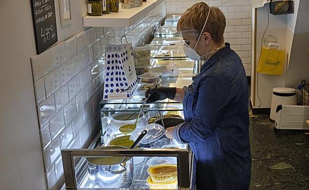 En La Perola siguen ofreciendo comida para llevar, aunque el perfil del cliente ha cambiado. 