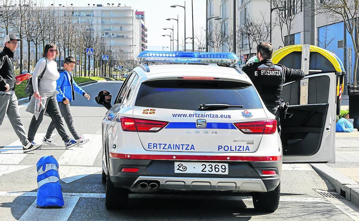 La Ertzaintza reforzará los controles en el puente y recuerda que el confinamiento es en la residencia habitual