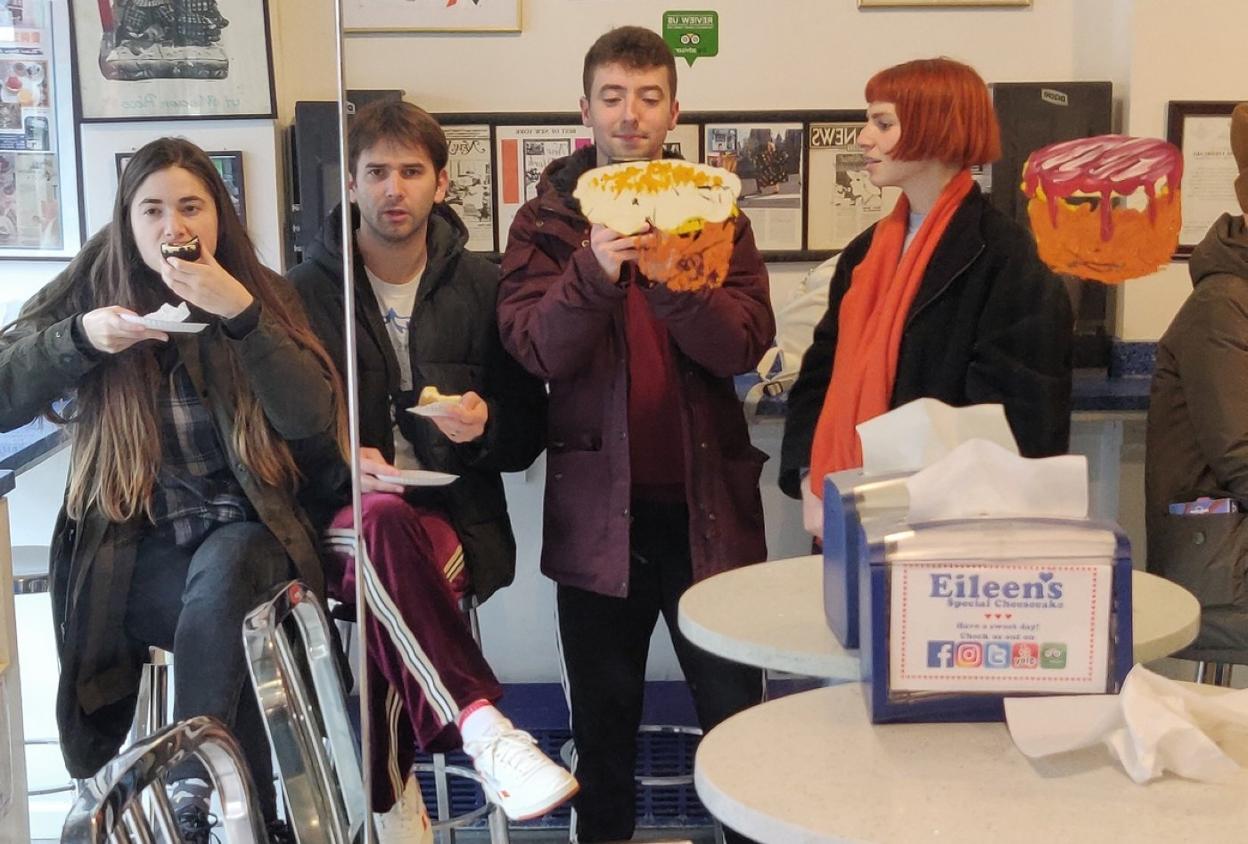Lore, Josu, Lander y Cris, los cuatro miembros de Belako, en una pastelería de Nueva York. 