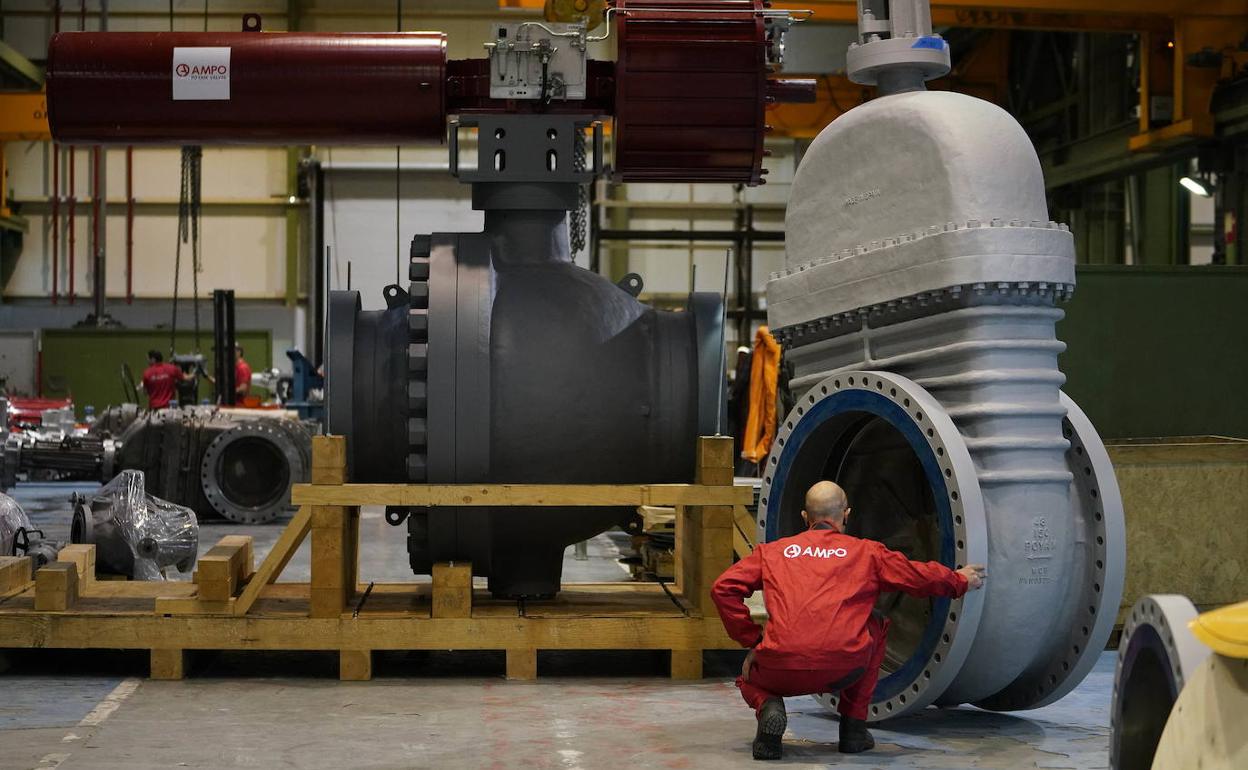 Un trabajador de AMPO inspecciona en la planta de Idiazabal una válvula destinada a un complejo petroquímico. 