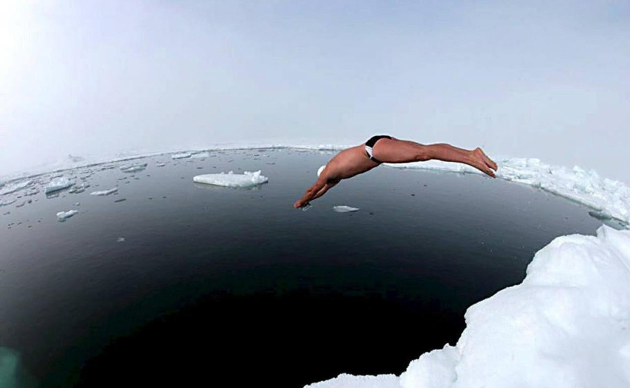 Los islandeses defienden las bondades del frío como forma de combatir los dolores y como manera de relajació