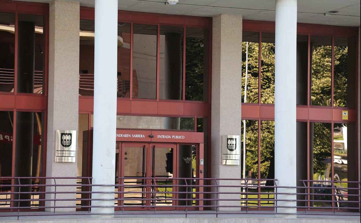 Exterior de la sede central de la Hacienda foral. 