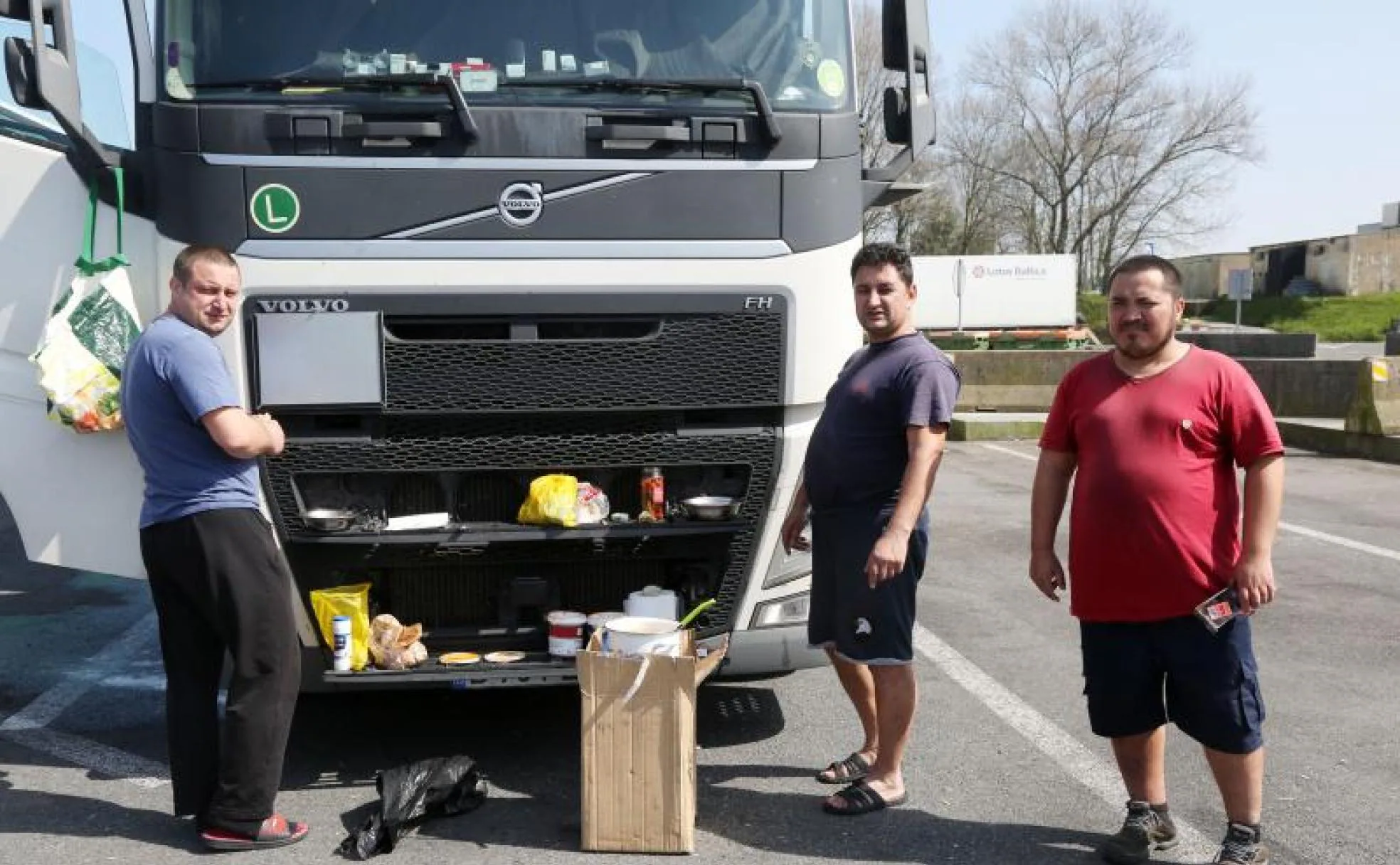 Horatio, Atino y Abderraman, tres camioneros rumanos, preparan delante del camión del primero un guiso de «fasole» típico de su país