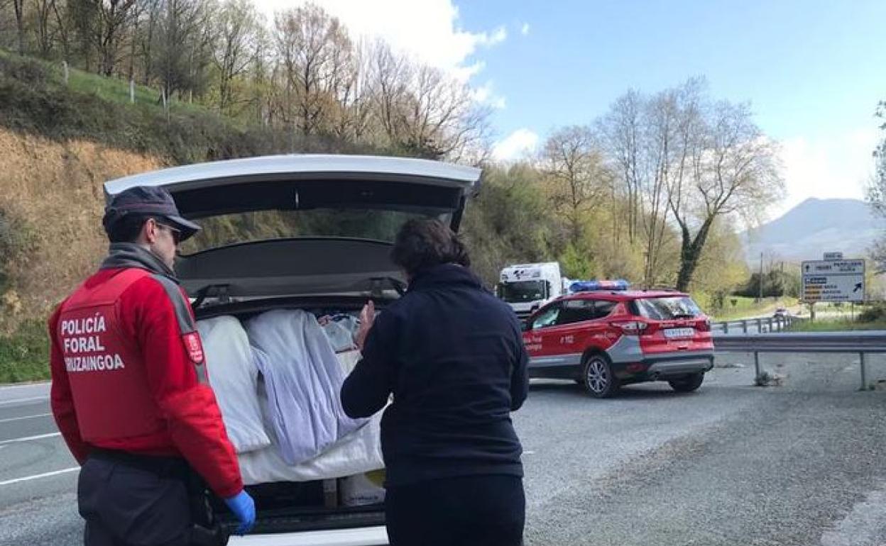 Dos denunciados en Bera por pretender un traslado de colchones de Francia a Almería