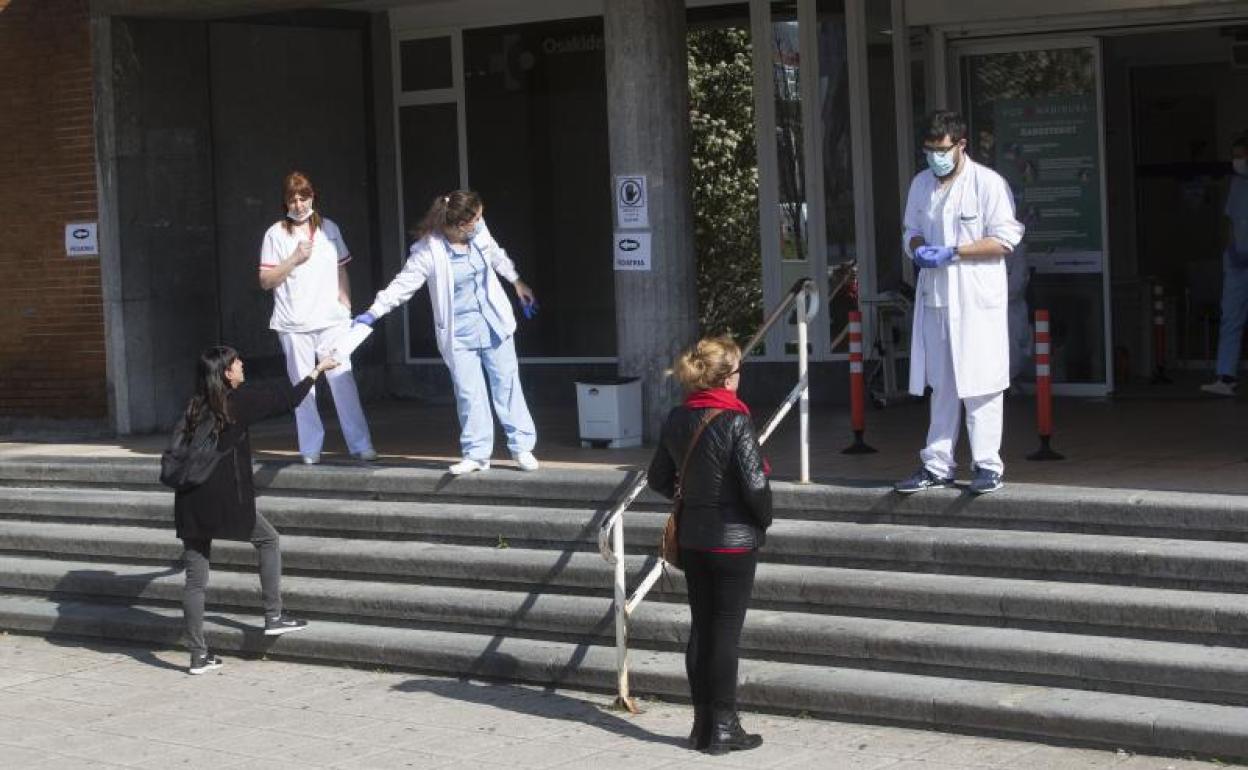 Pacientes a las puertas del ambulatorio de Irun