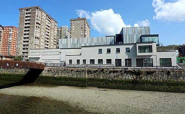 Imagen principal - Vista exterior del edificio, una de las salas que acogerá la biblioteca y detalle de las escaleras que rodean uno de los laterales, una de las señas de identidad de la antigua panificadora.