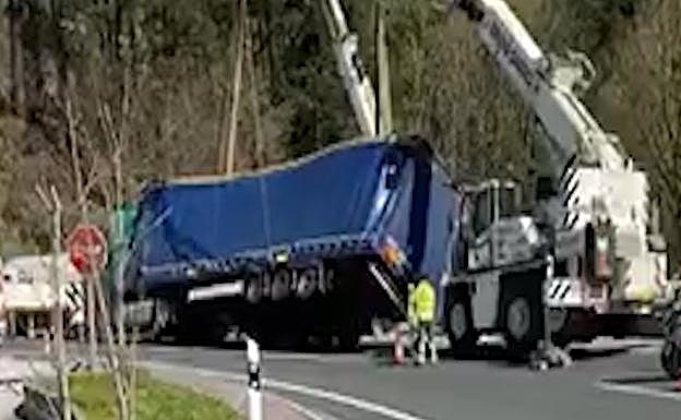 El vuelco de un camión en Idiazabal provoca largas retenciones en la N-1