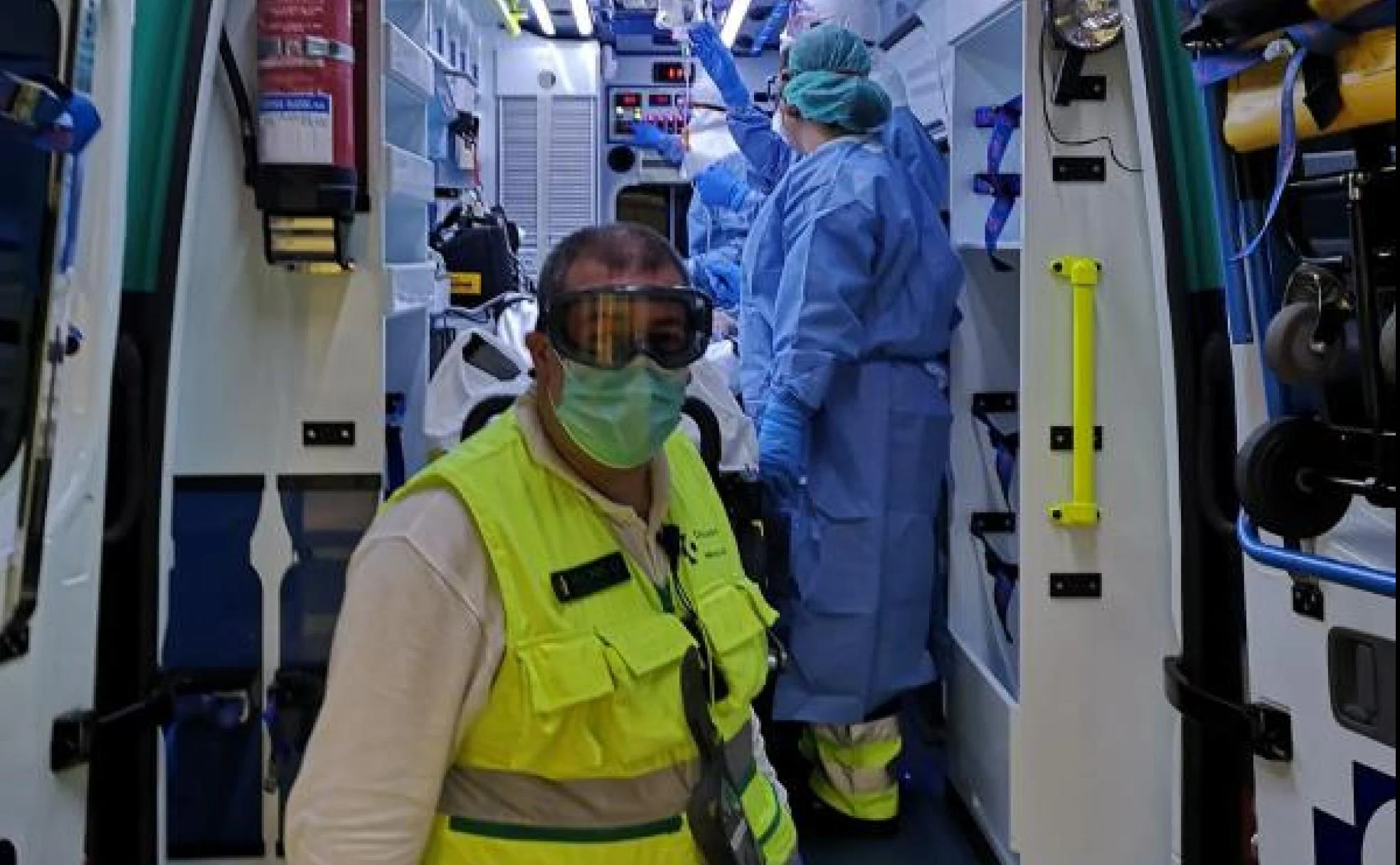 El técnico en emergencias sanitarias Manuel Sánchez durante una de las guardias en la ambulancia medicalizada. 
