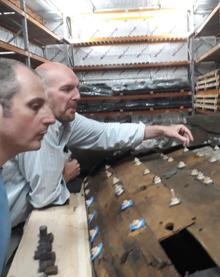 Imagen secundaria 2 - Xabier Alberdi, de Albaola, inspecciona piezas recuperadas junto a Toby Jones. A la izquierda, reconstrucción de la estructura de la nave.