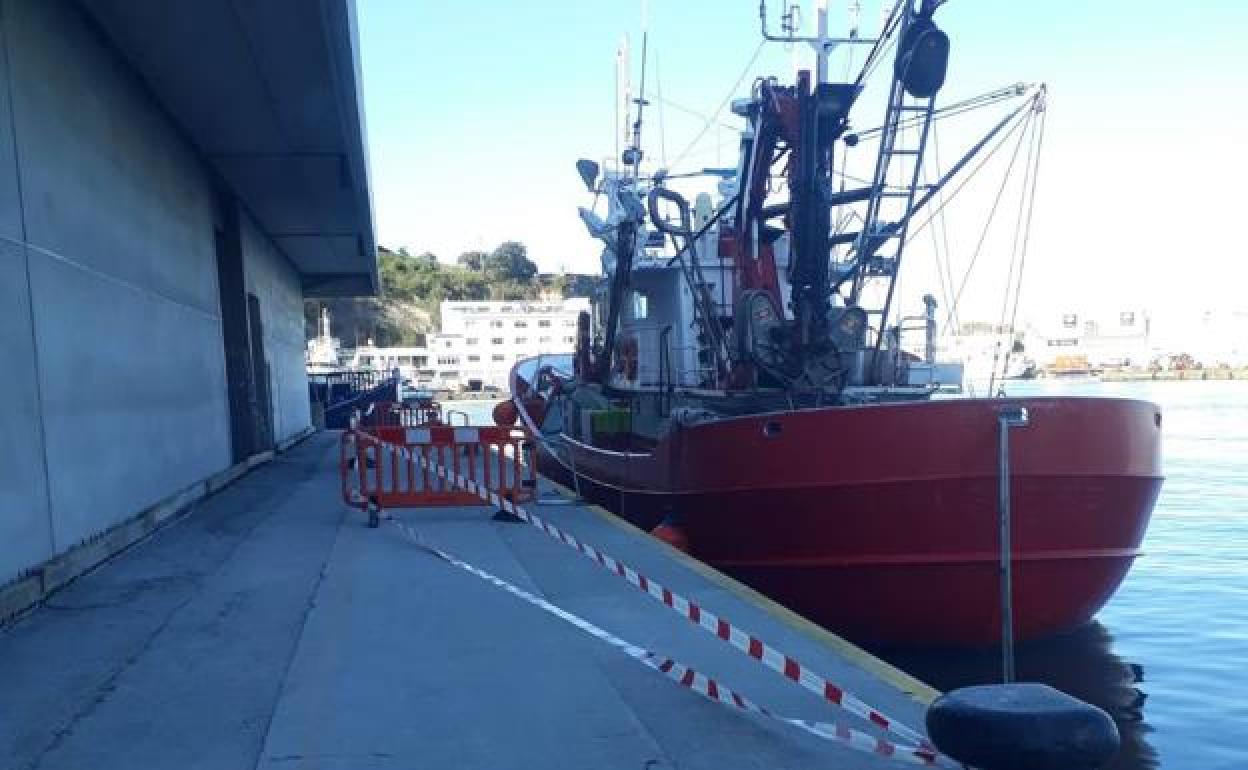 El buque, con base en Zierbena, se encuentra atracado en el puerto de Ondarroa a la espera de proceder a su desinfección