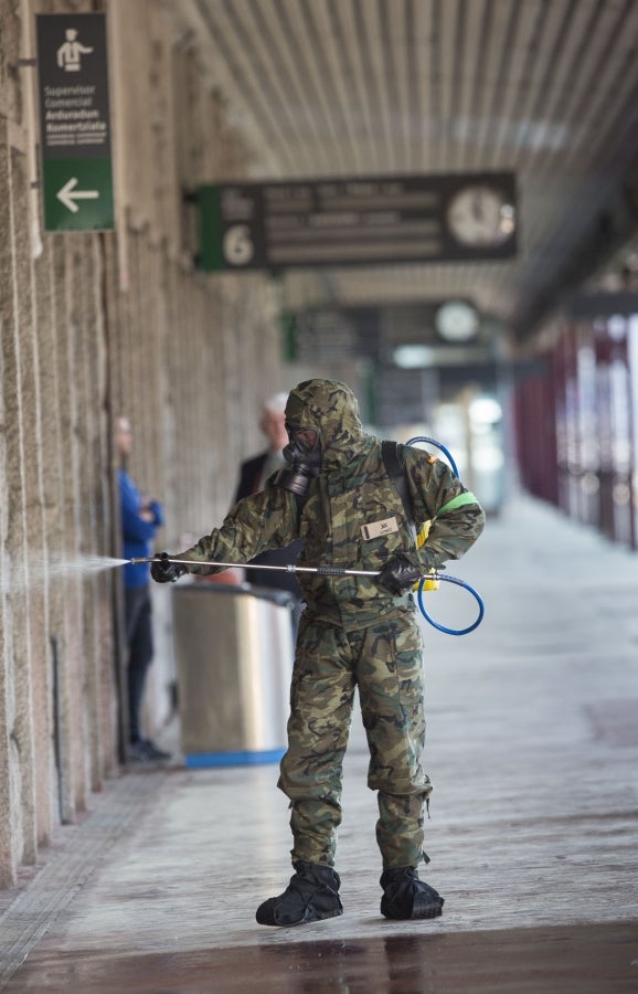 Los militares, que llevan días actuando en diferentes enclaves como estaciones, aeropuertos y centros para personas sin hogar, han llegado a la estación de tren de Irun. 