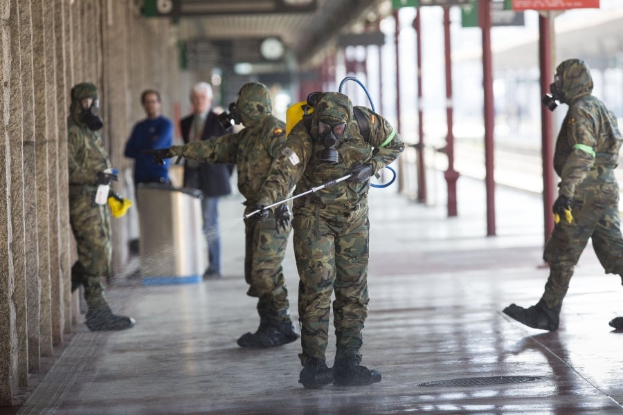 Los militares, que llevan días actuando en diferentes enclaves como estaciones, aeropuertos y centros para personas sin hogar, han llegado a la estación de tren de Irun. 