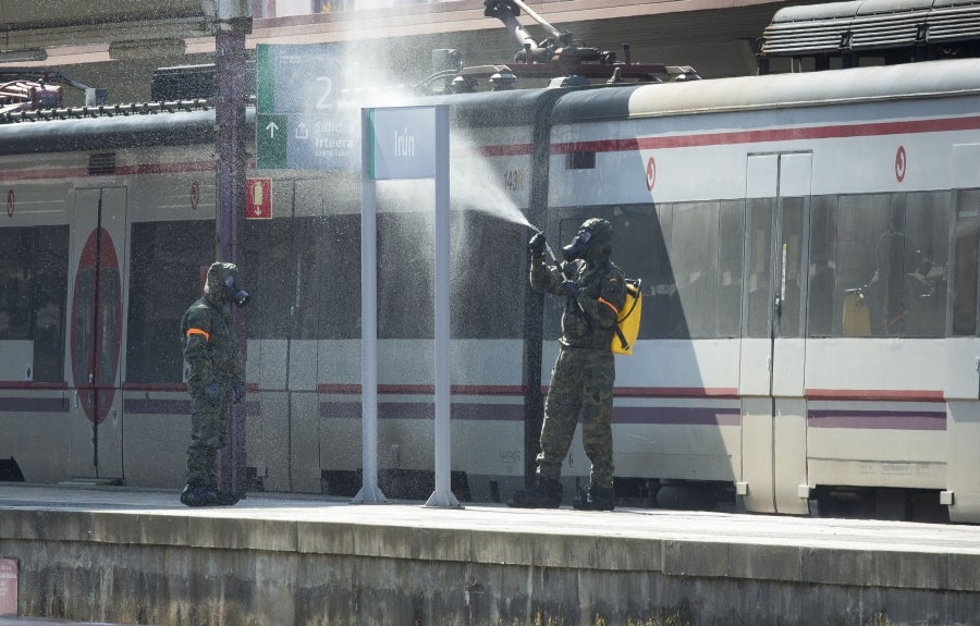 Los militares, que llevan días actuando en diferentes enclaves como estaciones, aeropuertos y centros para personas sin hogar, han llegado a la estación de tren de Irun. 