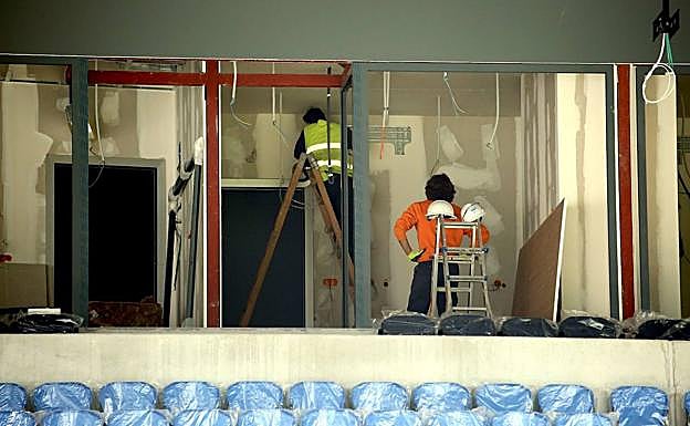 Dos operarios trabajan en las dependencias interiores del Estadio de Anoeta, en el que ahora la actividad estará detenida hasta que se levante el estado de alarma. 