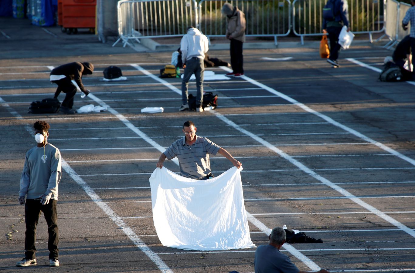 Mientras sus cientos de hoteles se vacían, las autoridades de Las Vegas han puesto en marcha lo que han denominado «albergue» en un aparcamiento, donde han pintado rectángulos en el suelo para que las personas sin hogar mantengan la distancia de seguridad.