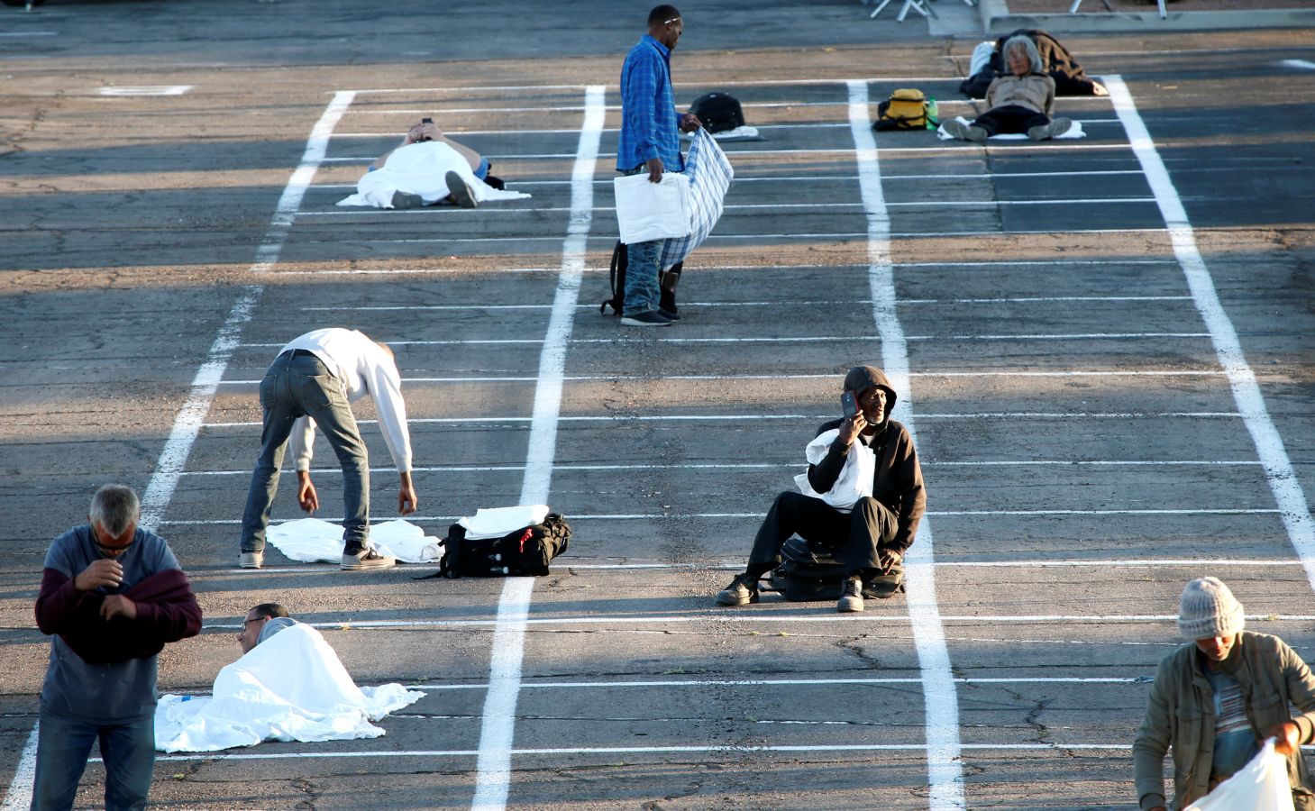 Mientras sus cientos de hoteles se vacían, las autoridades de Las Vegas han puesto en marcha lo que han denominado «albergue» en un aparcamiento, donde han pintado rectángulos en el suelo para que las personas sin hogar mantengan la distancia de seguridad.