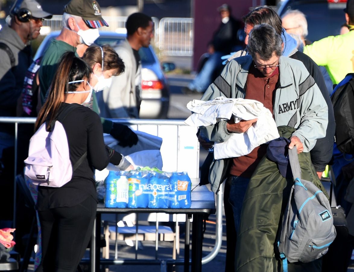 Mientras sus cientos de hoteles se vacían, las autoridades de Las Vegas han puesto en marcha lo que han denominado «albergue» en un aparcamiento, donde han pintado rectángulos en el suelo para que las personas sin hogar mantengan la distancia de seguridad.