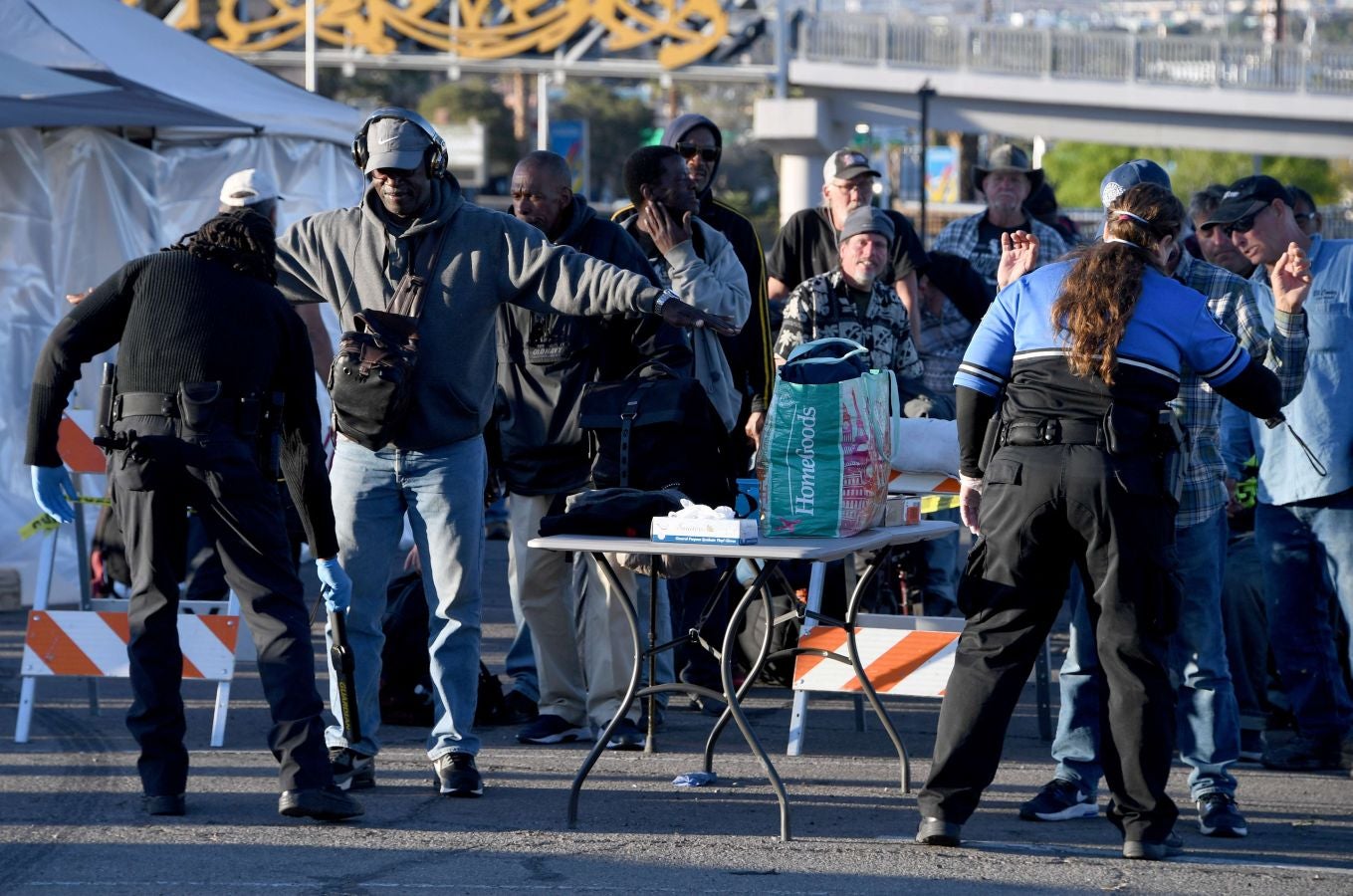 Mientras sus cientos de hoteles se vacían, las autoridades de Las Vegas han puesto en marcha lo que han denominado «albergue» en un aparcamiento, donde han pintado rectángulos en el suelo para que las personas sin hogar mantengan la distancia de seguridad.