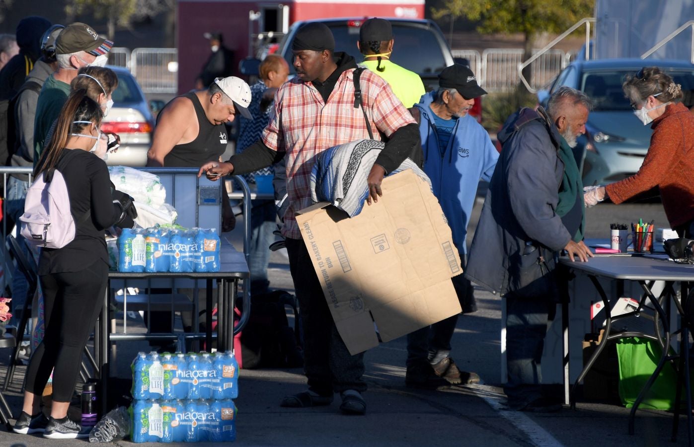 Mientras sus cientos de hoteles se vacían, las autoridades de Las Vegas han puesto en marcha lo que han denominado «albergue» en un aparcamiento, donde han pintado rectángulos en el suelo para que las personas sin hogar mantengan la distancia de seguridad.