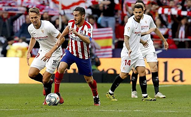 Koke conduce el esférico durante el Atlético-Sevilla disputado el 7 de marzo en el Metropolitano. 