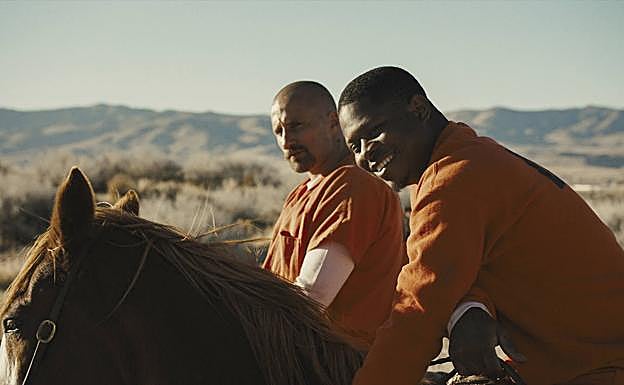 Matthias Schoenaerts y Jason Mitchell, como presos que doman caballos en 'The Mustang'.