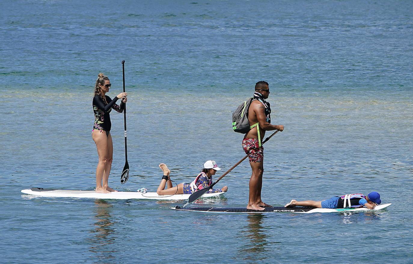 A pesar de las restricciones por la pandemia de coronavirus en Australia los surfistas llenan las playas del país.