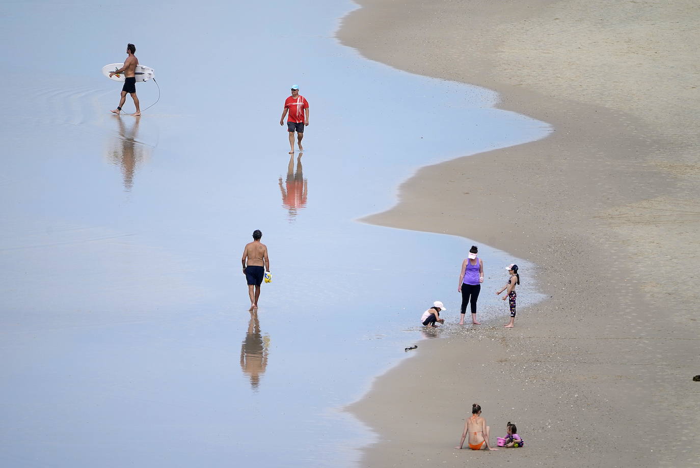 A pesar de las restricciones por la pandemia de coronavirus en Australia los surfistas llenan las playas del país.