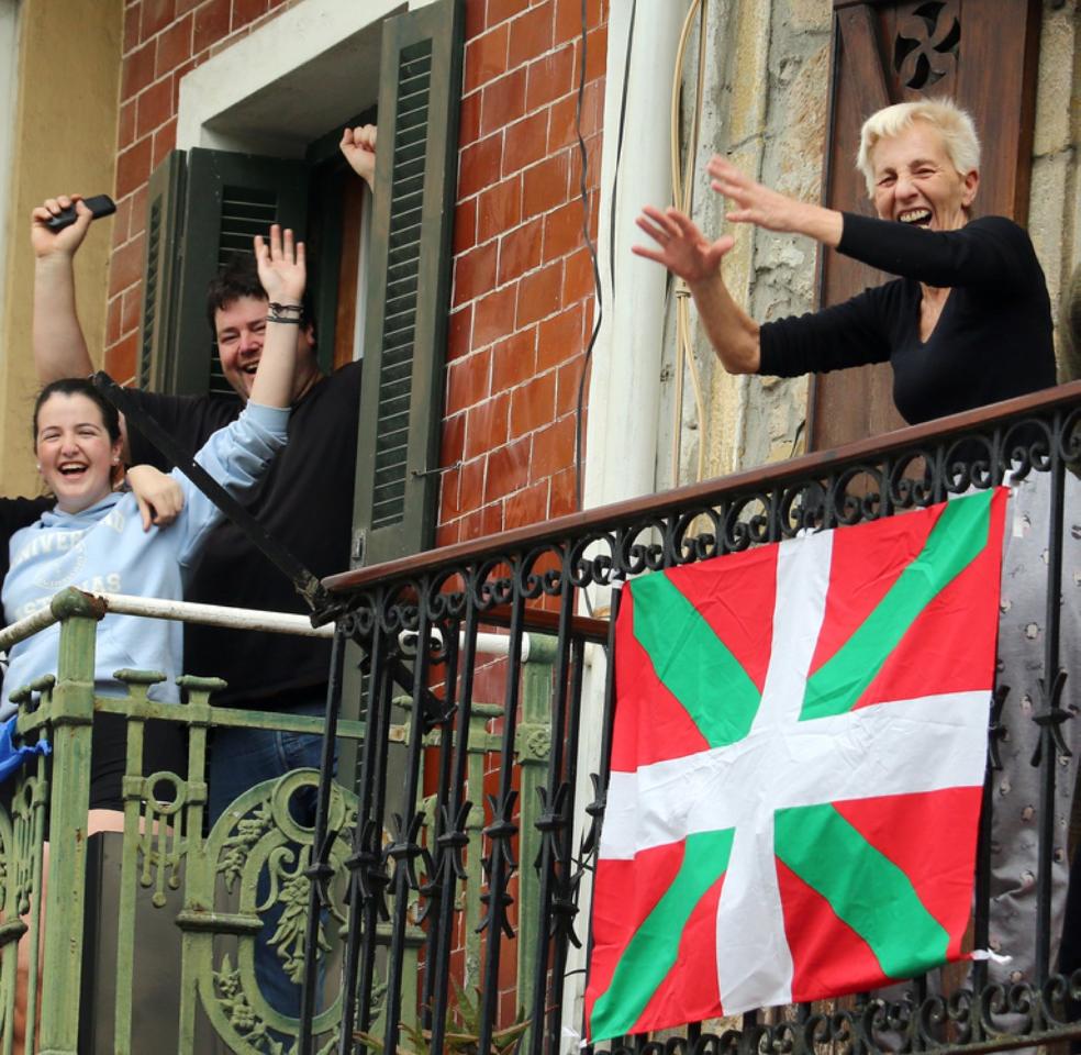 De algunos balcones de Errenteria ya cuelgan ikurriñas para la fiesta de este domingo. 