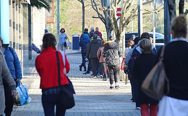 La cola en el supermercados Arco de Amara daba la vuelta entera a la manzana.