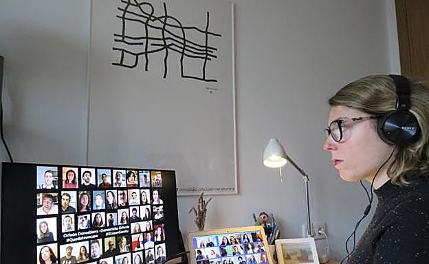 Ane Urrutikoetxea, ante el ordenador donde mezcló las voces.