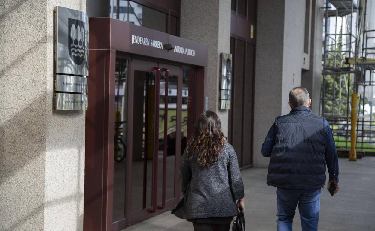 Los guipuzcoanos aceptan 37.405 autoliquidaciones en el primer día del IRPF