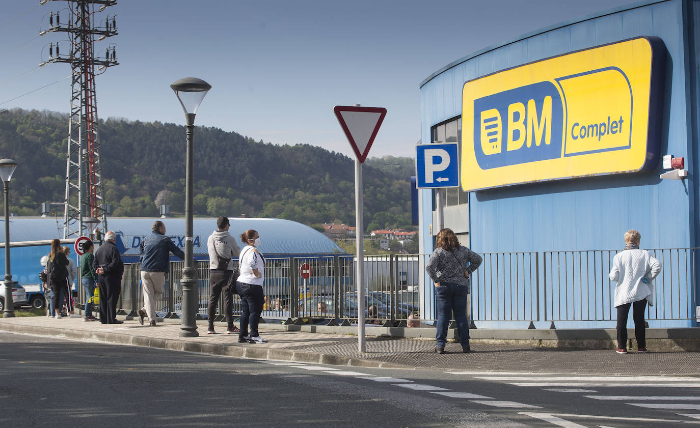 Las grandes colas siguen siendo los grandes protagonistas este miércoles víspera de festivo en los supermercados de Gipuzkoa
