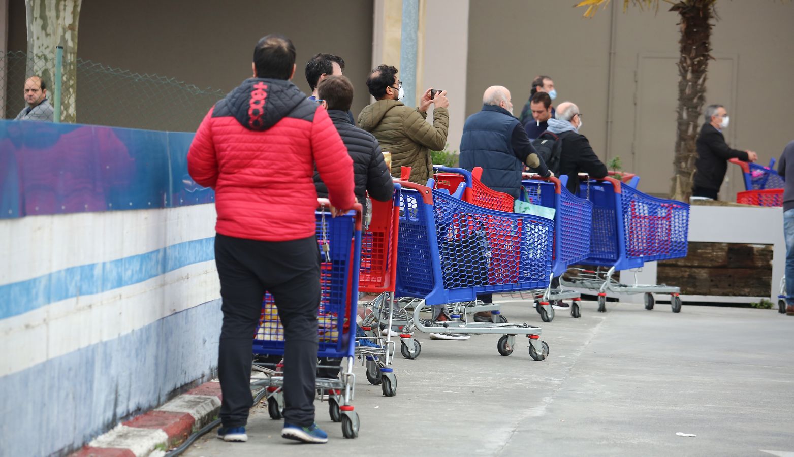 Las grandes colas siguen siendo los grandes protagonistas este miércoles víspera de festivo en los supermercados de Gipuzkoa
